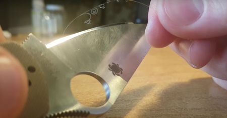 Niesamowicie ostry nóż Spyderco Paramilitary. Zastrugasz nim ludzki włos