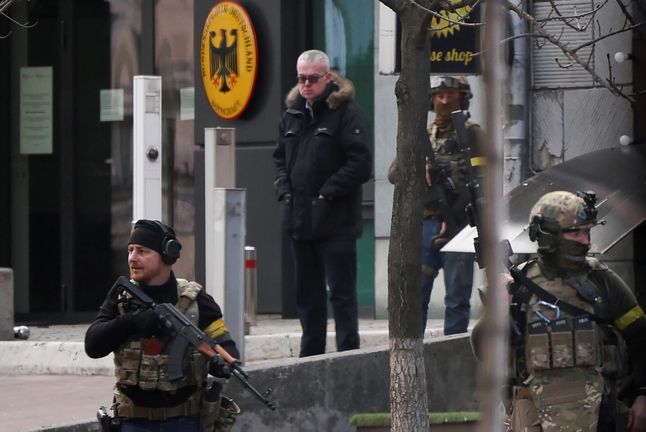 Wojska Obrony Terytorialnej przed ambasadą Niemiec w Kijowie.