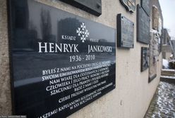 Gdańsk. Zniszczono tablicę poświęconą ks. Henrykowi Jankowskiemu
