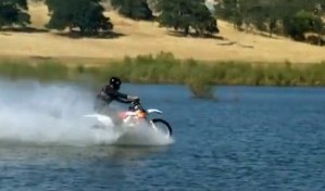 Pogromcy Mitw jed motocyklem po wodzie