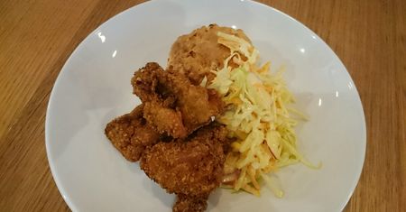 Smażony udziec z kurczaka ze skórą w panierce (KFC)