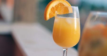Napój pomarańczowy z dodatkiem soku, pulpy i koncentratu, przygotowany z wodą