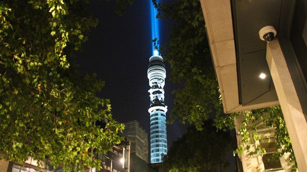 Największy na świecie miecz świetlny pojawił się w Londynie [wideo] 1