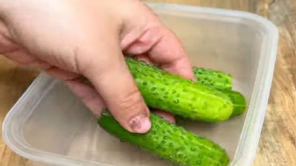 Ogórki małosolne w mniej niż pięć minut. Fot. YouTube/jedzpysznie