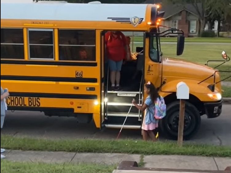 A’Delyn Williams samodzielnie weszła do szkolnego autobusu (YouTube)