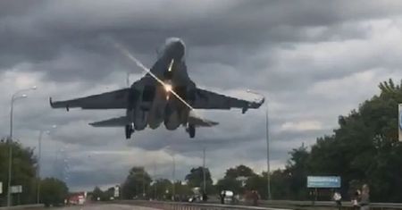 Lot na granicy rozsądku. Pilot Su-27 omal nie rozbił maszyny metry nad autostradą