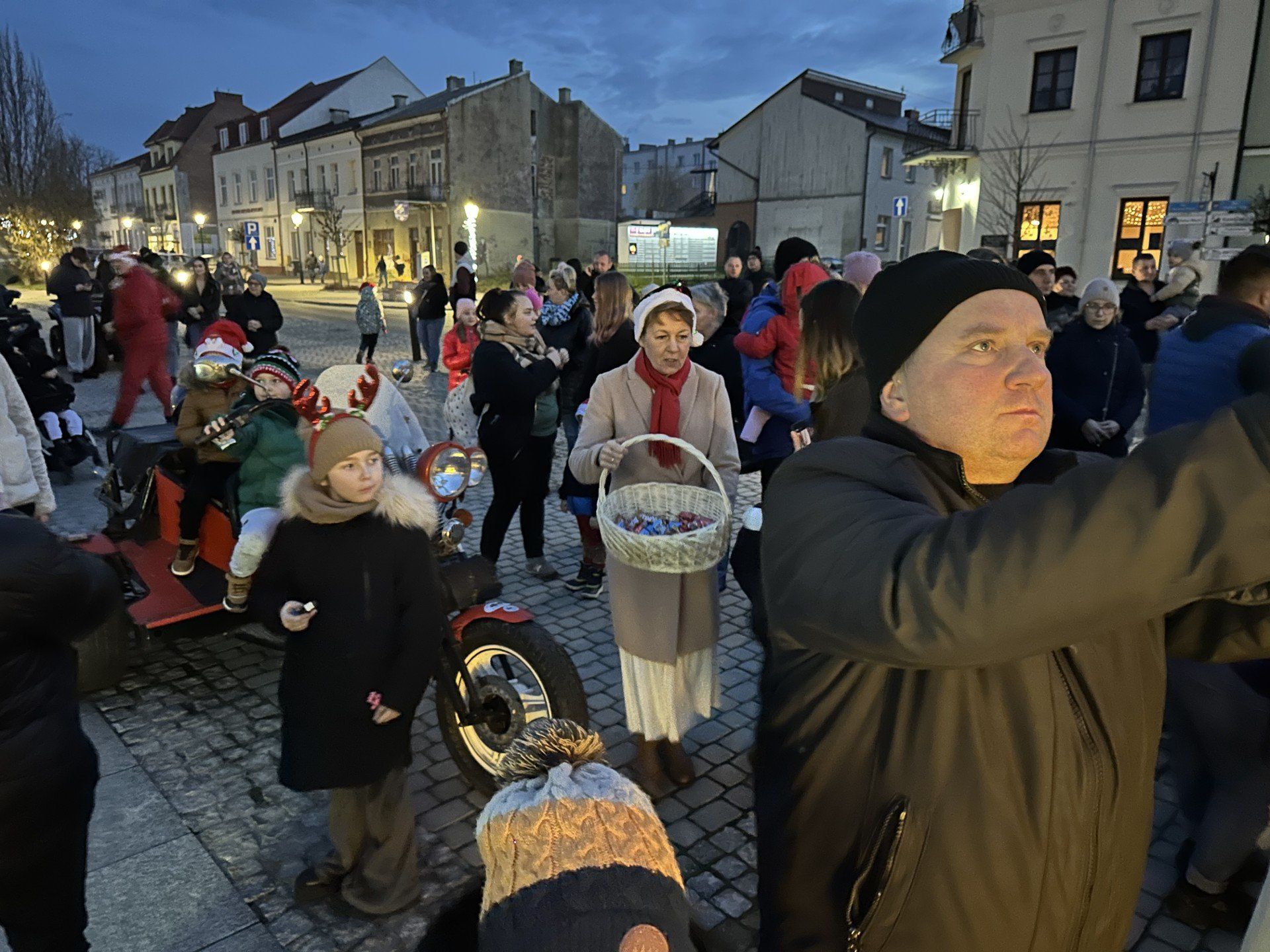 Przewodnicząca rady miejskiej Małgorzata Szczepańska częstowała najmłodszych słodyczami