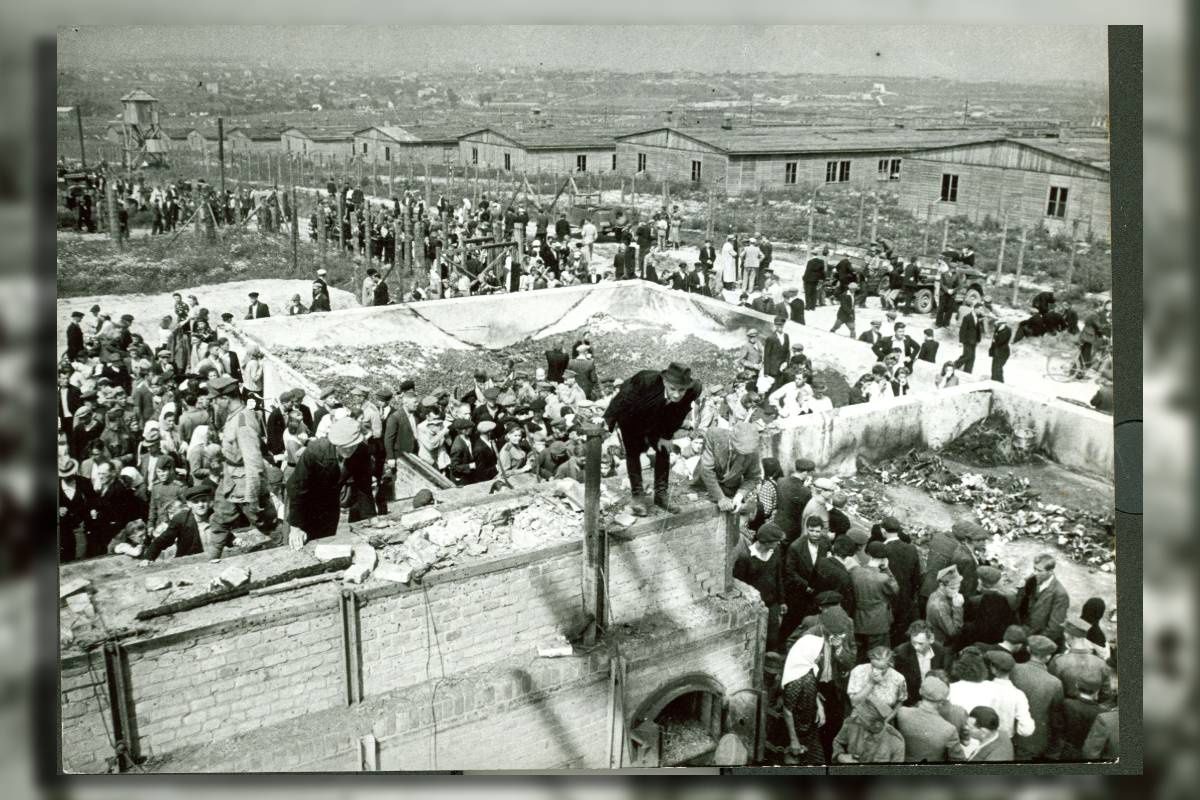 Mieszkańcy Lublina oglądają Majdanek. Na pierwszym planie spalone krematorium, 1944