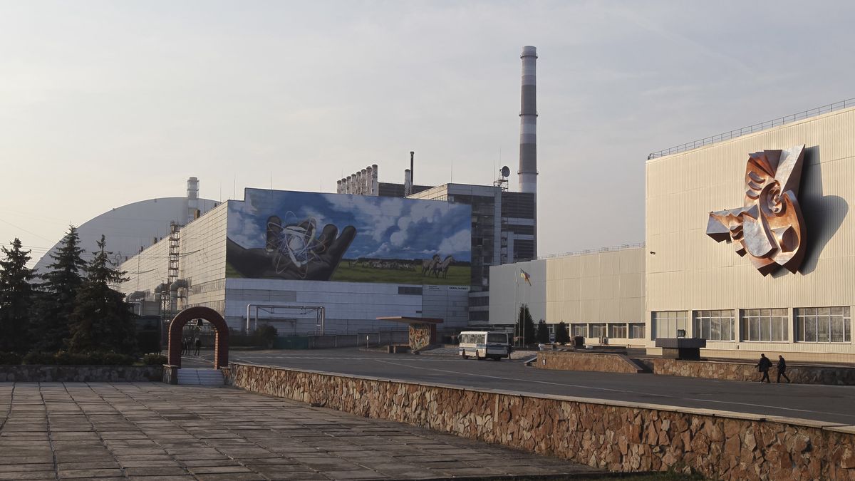 Na zdjęciu Czarnobyl. W tyle schron zbudowany wokół elektrowni