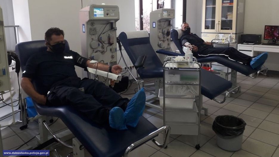 Policjanci z komendy w Górze oddają we Wrocławiu osocze. Są ozdrowieńcami