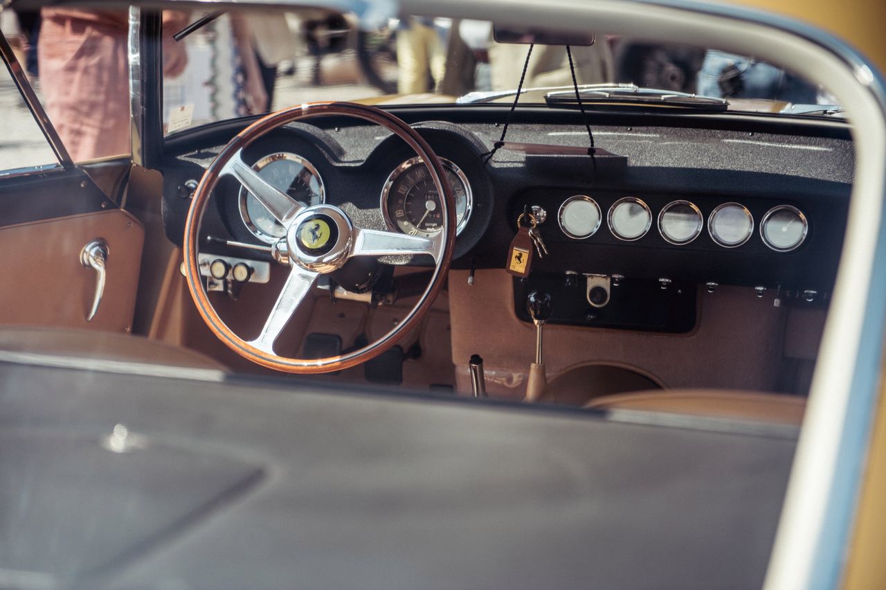 Wnętrze samochodu Ferrari 250 GT Berlinetta SWB Competizione z 1960 roku, o wartości prawdopodobnie powyżej 20 milionów euro.