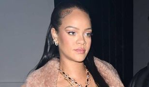 Rihanna poszła na koncert ukochanego. Założyła szarą mini, ale to buty przyciągają wzrok