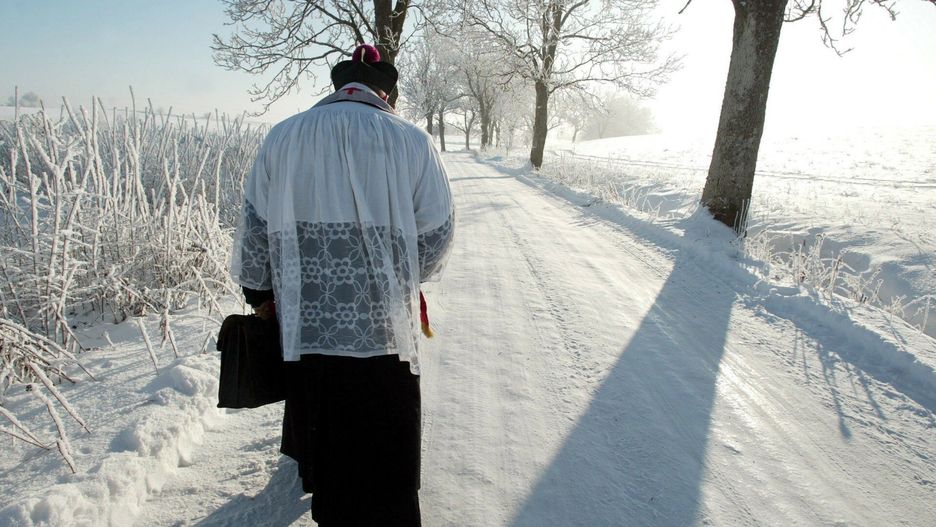 Proboszcz parafii w  Kwiecewie w woj. warmińsko-mazurskim podczas kolędy
