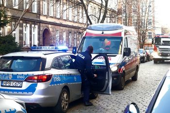 Dramatyczne chwile. Trzylatek na parapecie mieszkania w bloku