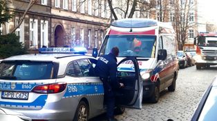 Dramatyczne chwile. Trzylatek na parapecie mieszkania w bloku