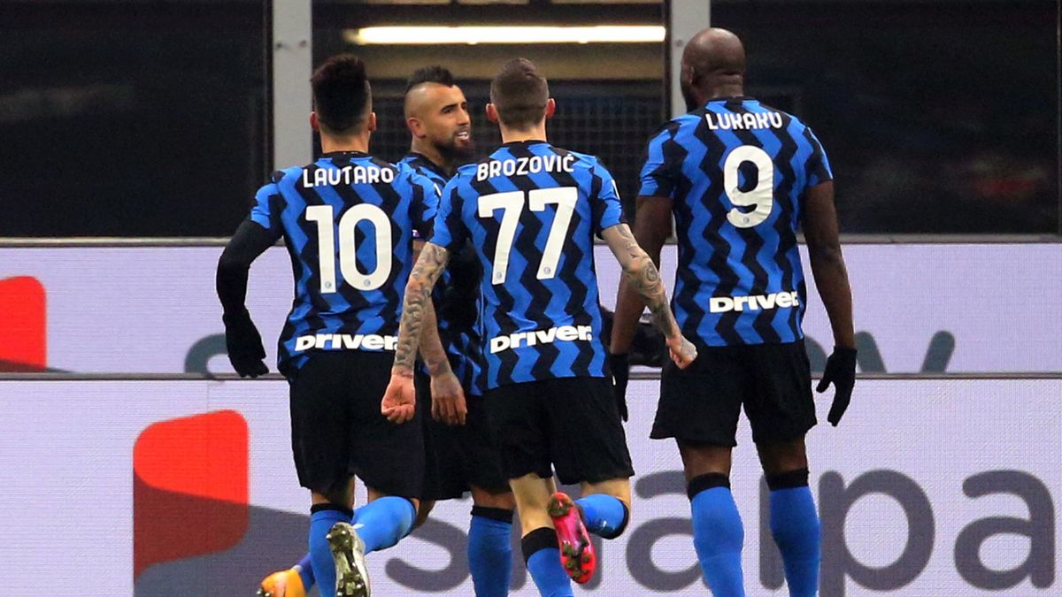 piłkarze Interu Mediolan cieszą się z gola Arturo Vidala