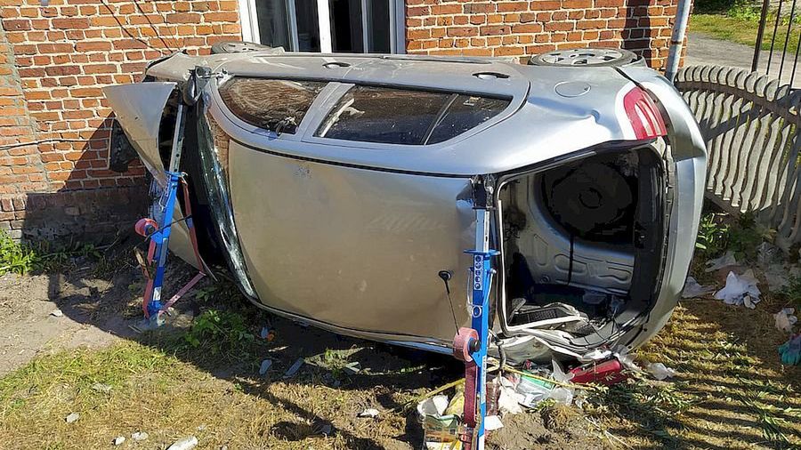 Pijany kierowca staranował ogrodzenie