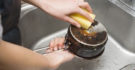 Nie szoruj, szkoda pary. Prosta sztuczka na przypalony garnek