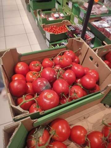 Zgniłe pomidory w Biedronce.