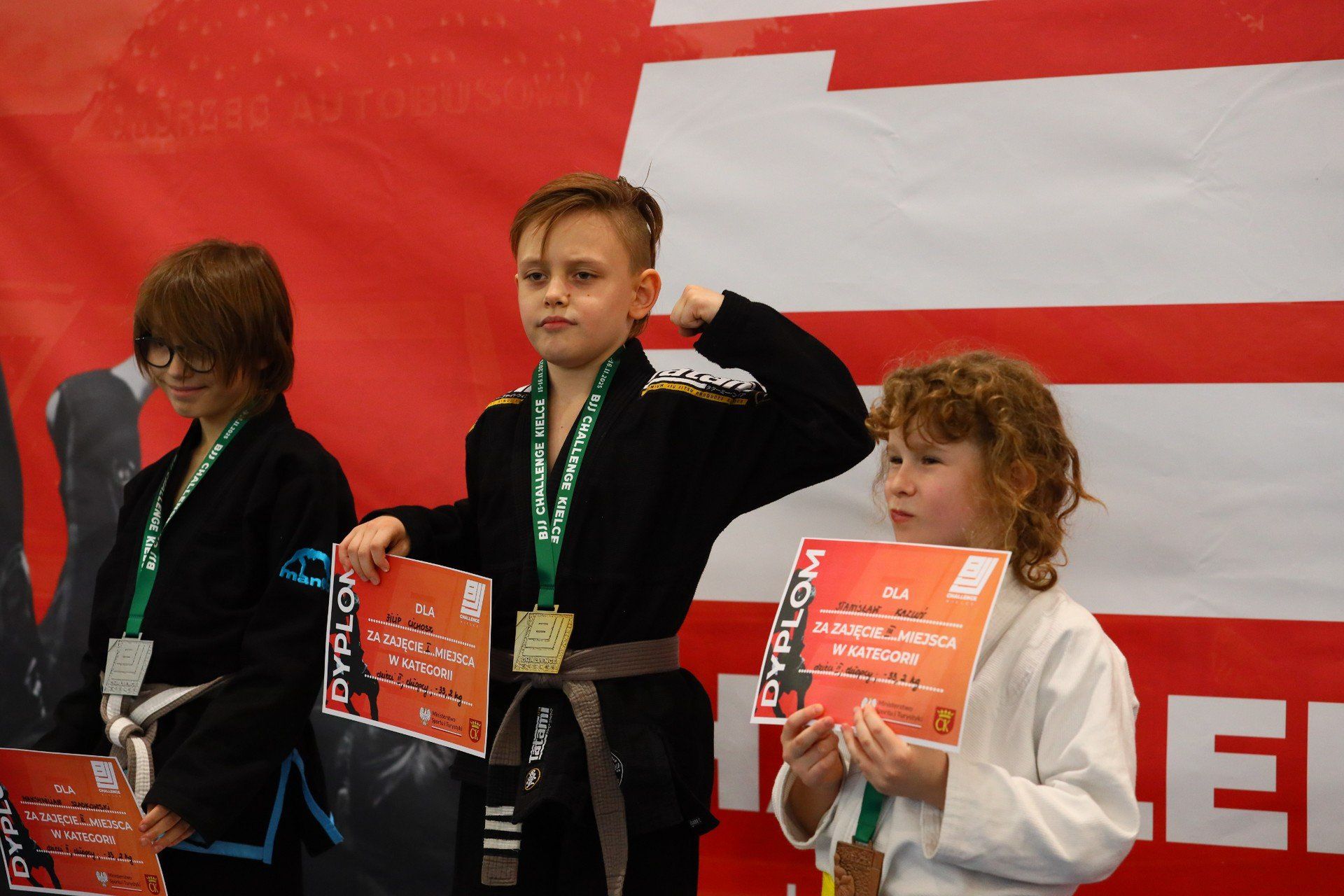 W przerwach od walk odbywały się dekoracje wygranych. Zawodnicy pełni radości odbierali dyplomy i medale