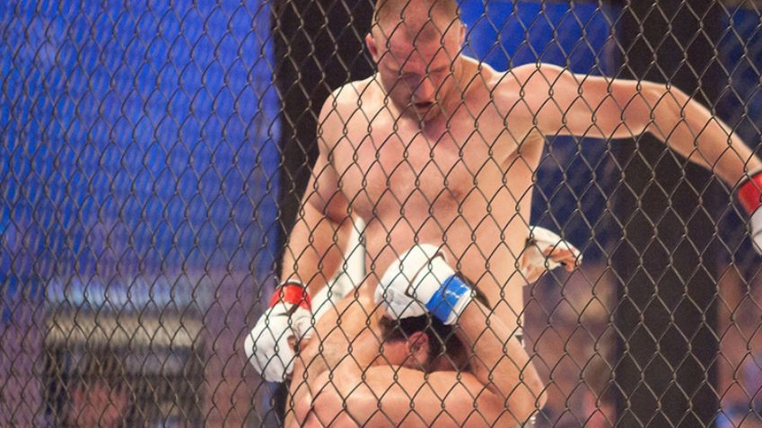  / Na zdjęciu: Damian Grabowski podczas walki MMA