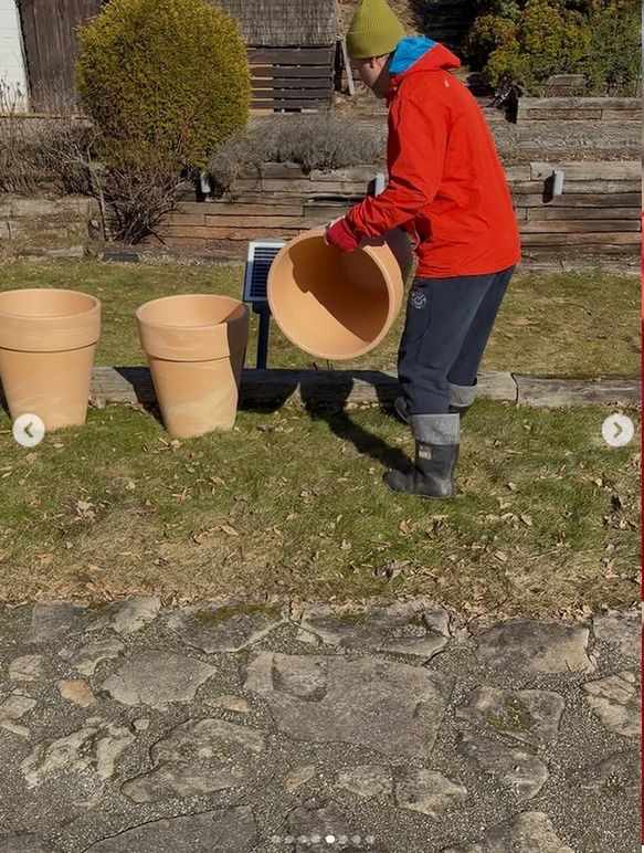 Andrzej Piaseczny poczuł wiosnę w ogrodzie