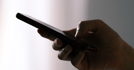 SMS o paczce: "zostaną naliczone opłaty celne"