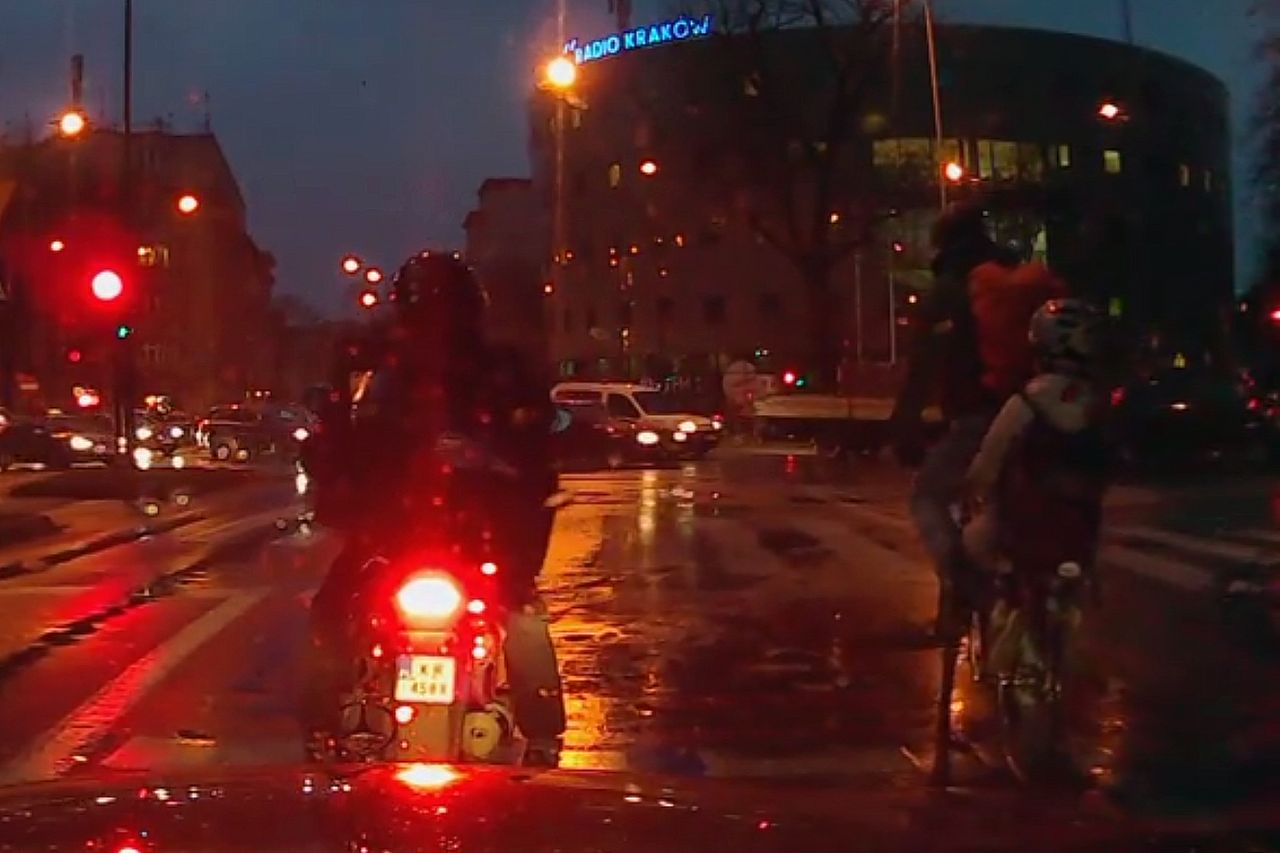 Ojciec z dzieckiem przejeżdża na rowerze na czerwonym świetle [WIDEO]