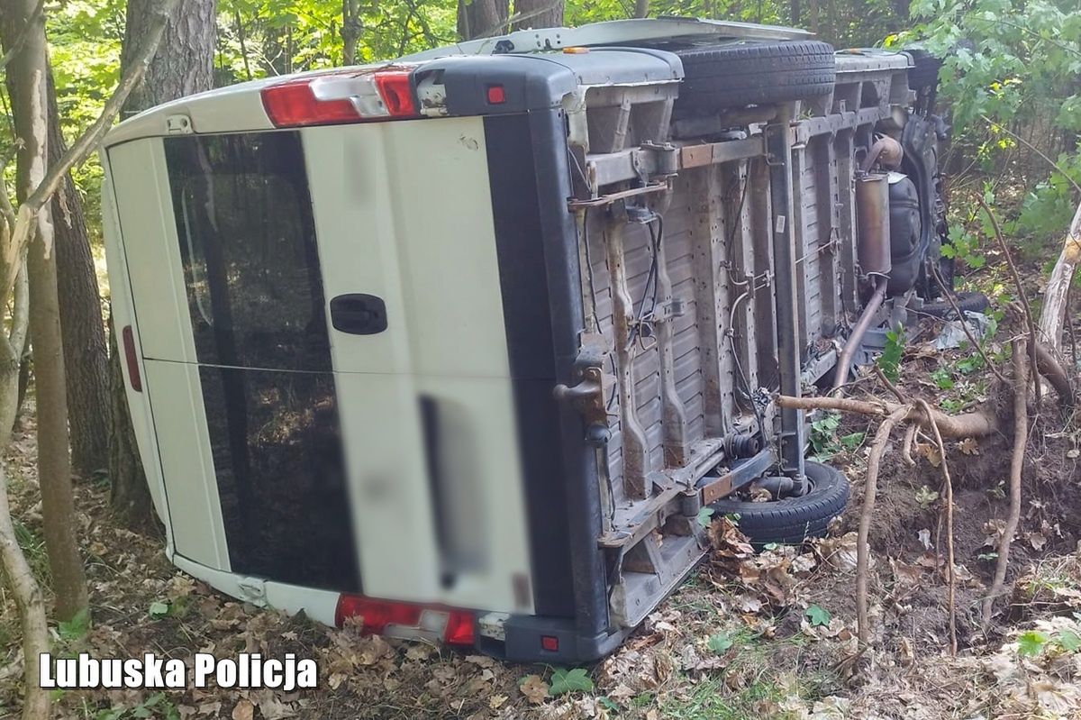Kolizja busa. Wieźli niemal 1400 kg nielegalnego tytoniu