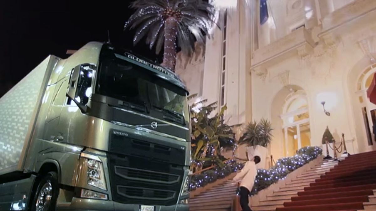Volvo wkręca parkingowego przed luksusowym hotelem 1