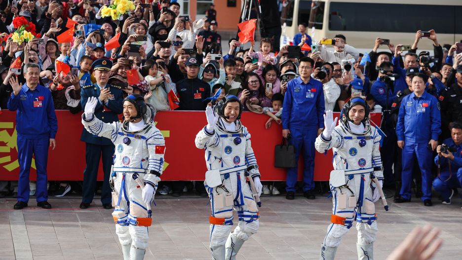 Shenzhou-18 manned spaceflight mission astronauts commander Ye Guangfu (R), Li Cong (C), and Li Guangsu wave during the see-off ceremony before the launch in Jiuquan, Gansu province, China, 25 April 2024. China's Shenzhou-18 manned spaceflight mission with three astronauts is the third manned spaceflight mission of China Space Station's development phase. The mission will last for about six months and the crew will carry out tasks such as installation, commissioning, maintenance, repair, and experiments in space. EPA/WU HAO Dostawca: PAP/EPA.