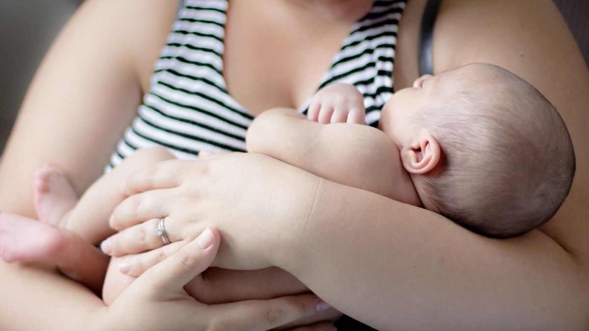 Karmiła piersią cudze dziecko. Fot. zdjęcie ilustracyjne