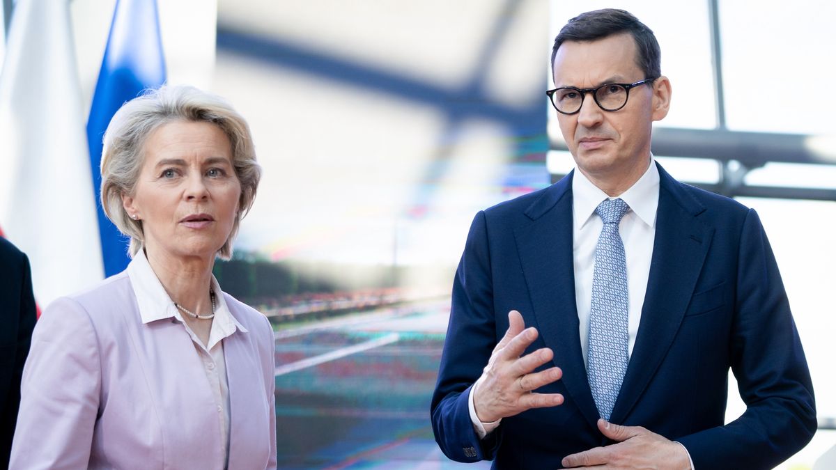 Ursula von der Leyen (z lewej) i Mateusz Morawiecki (z prawej)