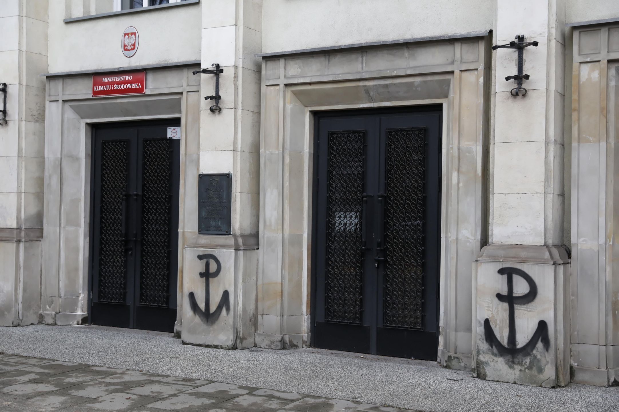 Symbole Polski Walczącej namalowane przez Roberta Bąkiewicza na budynku resortu