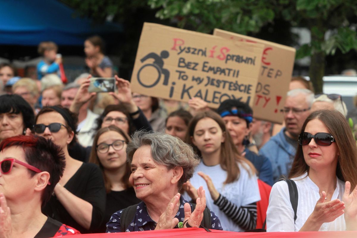 Manifestacja przed Sejmem: "jesteśmy z wami, supermatkami"
