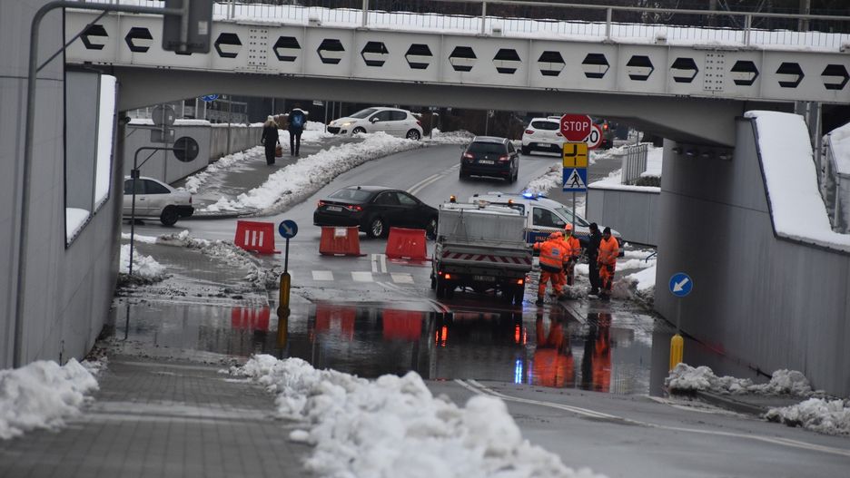 Spływająca z ulic woda z roztopów zalała drogę pod wiaduktem przy al. Tarnowskich w Tarnowie. Przejazd w tym miejscu zamknięto