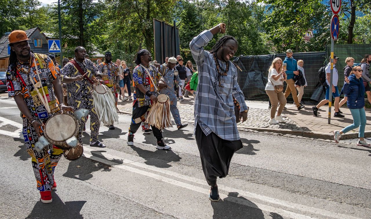 Artyści z Senegalu podczas korowodu w Zakopanem