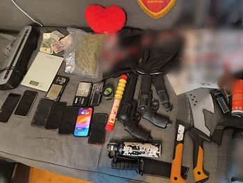 Kraków: Policja weszła do mieszkania zaskoczonych pseudokibiców. Kolejne zatrzymania do sprawy brutalnej bójki