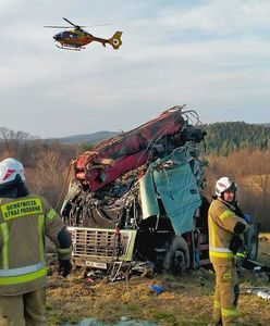 Z pojazdu nic nie zostało. Ciężarówka przebiła bariery