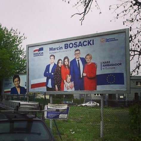 Katarzyna Bosacka z dziećmi i mężem na plakacie wyborczym