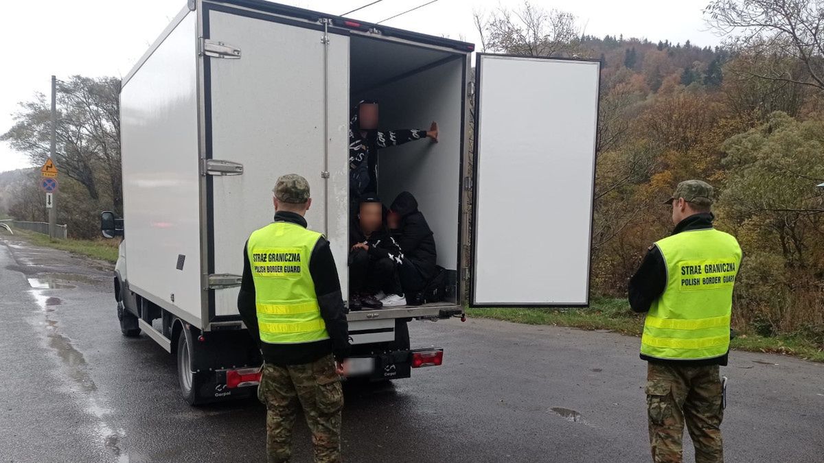 23 imigrantów podróżowało w chłodni 