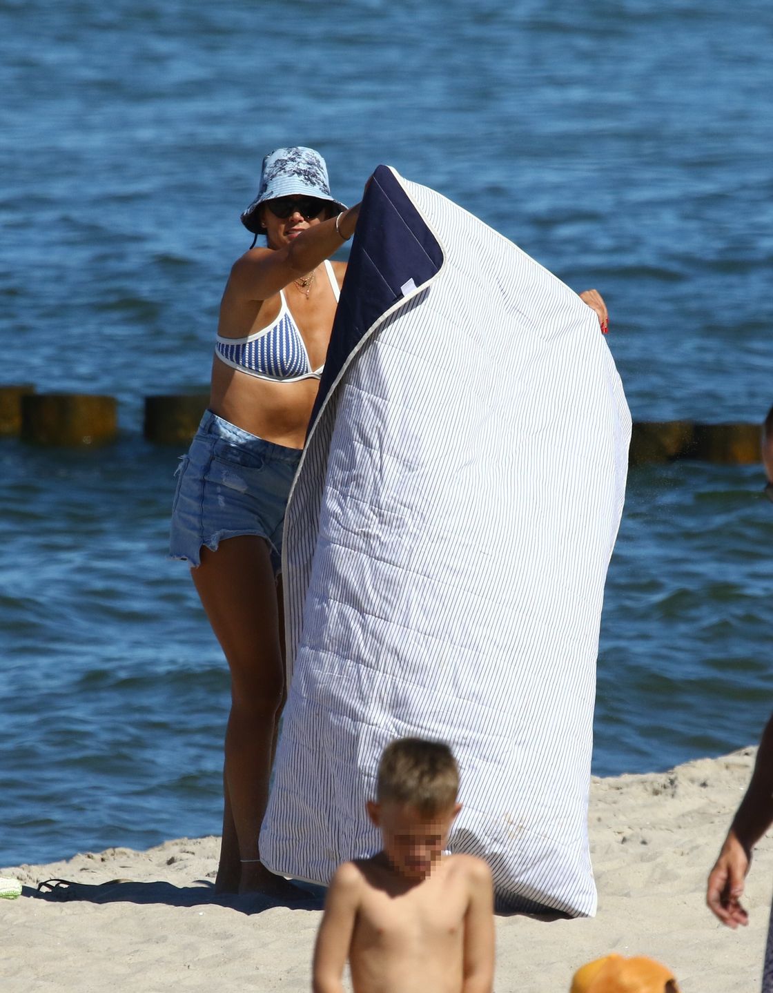 Paulina Krupińska wypoczywa na plaży w Chałupach