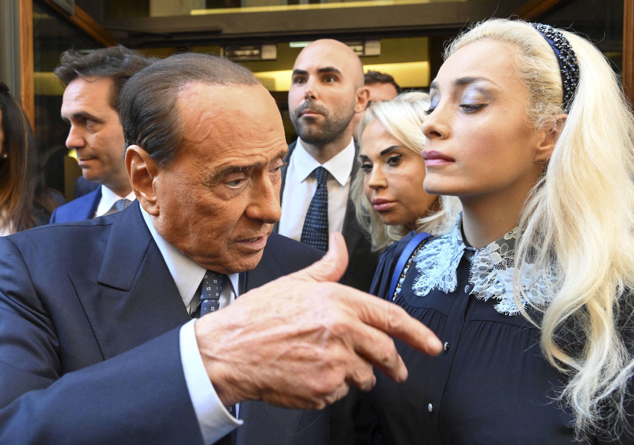 Silvio Berlusconi leaving the Chamber of Deputies in Rome
epa10250907 Leader of 'Forza Italia' Silvio Berlusconi speaks to journalists leaving the parliamentary groups at the Chamber of Deputies with Member of Italian Chamber of Deputies, Marta Fascina (R), Rome, Italy, 18 October 2022.  EPA/MAURIZIO BRAMBATTI 
Dostawca: PAP/EPA.
MAURIZIO BRAMBATTI