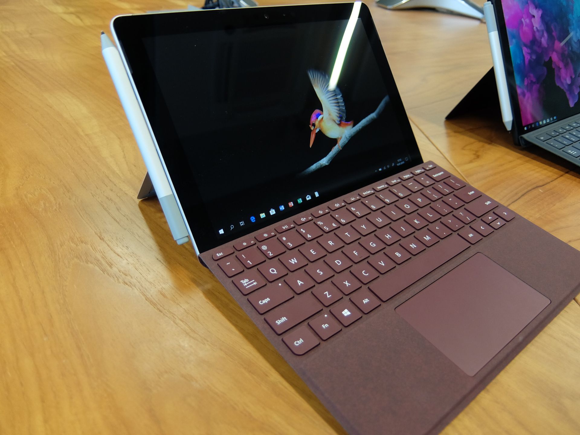 Surface Pro 6 z bordową klawiaturą / Bolesław Breczko