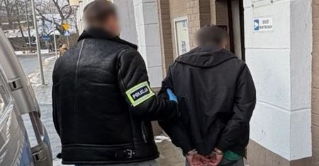 Wszedł w nocy do mieszkania. Zaczął dusić 13-latkę