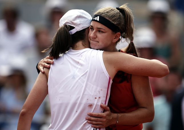 Iga Swiatek of Poland (L) reacts with Karolina Muchova of the Czech Republic after winning their Women's final match during the French Open Grand Slam tennis tournament at Roland Garros in Paris, France, 10 June 2023. EPA/CHRISTOPHE PETIT TESSON Dostawca: PAP/EPA.