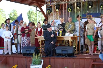 Tłumy na festynie "Cud miód" w Jedlni. Ksiądz Janusz Smerda bohaterem