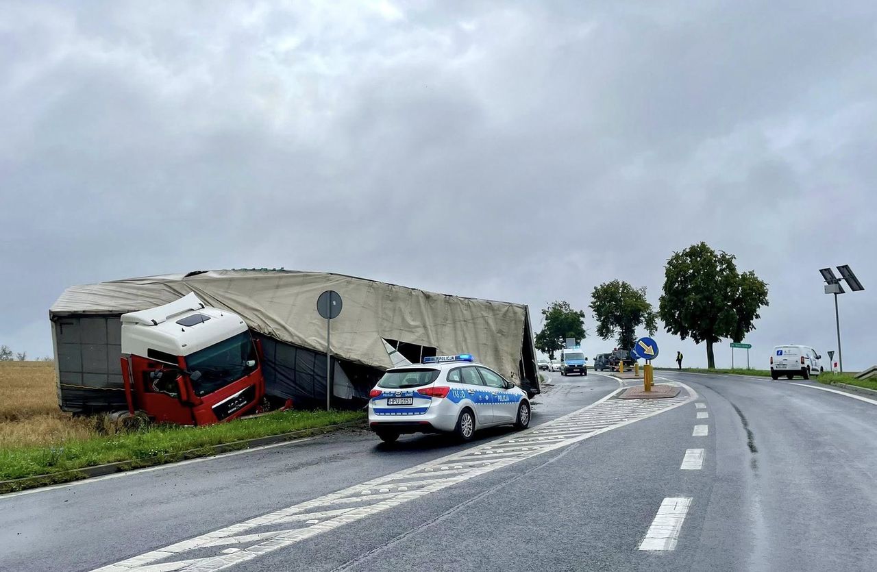 Wypadek na DK11 w Ujściu – ciężarówka w rowie, wprowadzono ruch wahadłowy
