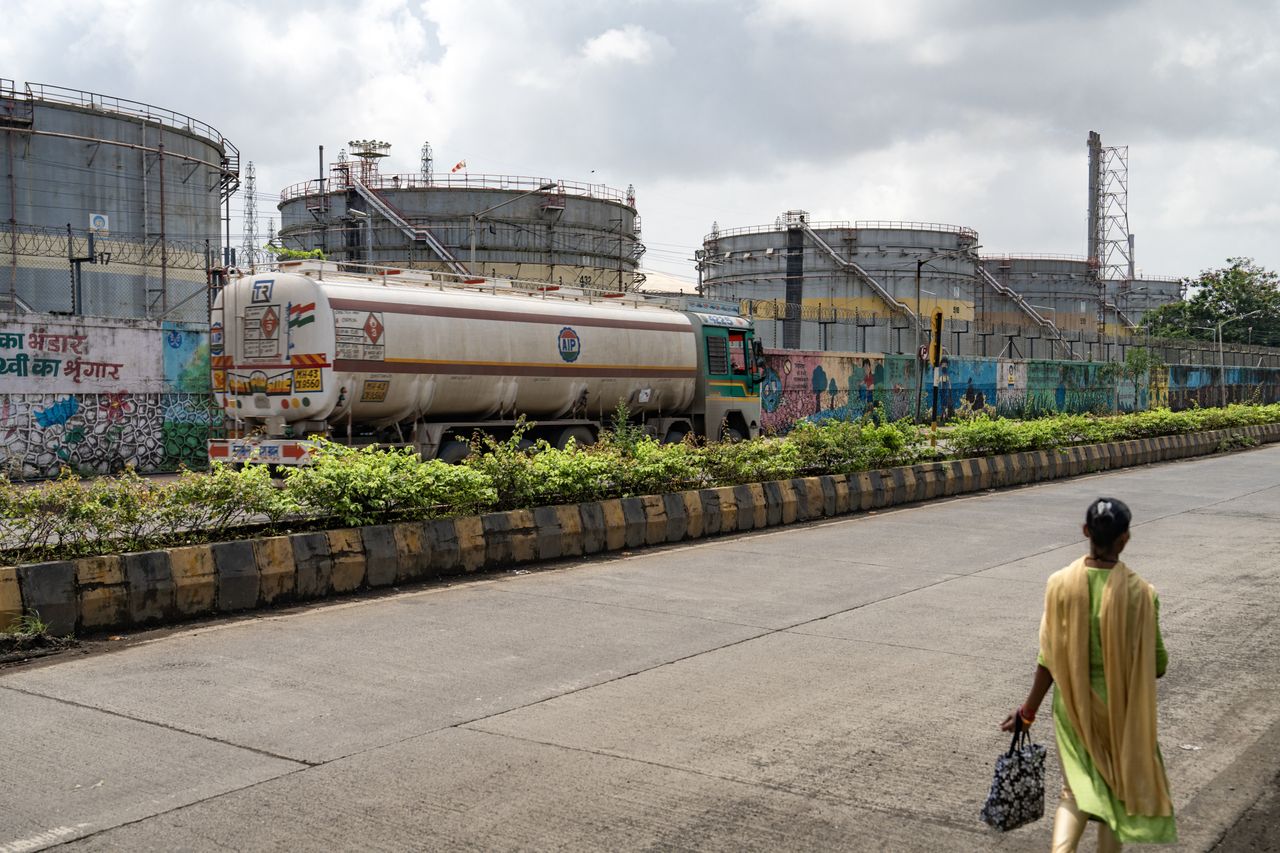 Takiej sytuacji nie było od lat. Spadek cen ropy w Indiach poniżej 60 dol.
