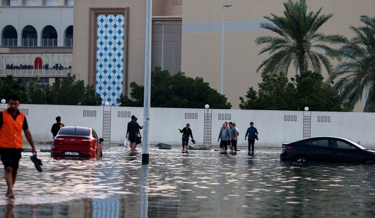 Ulewy w Dubaju zalały ulice, domy, a nawet centra handlowe